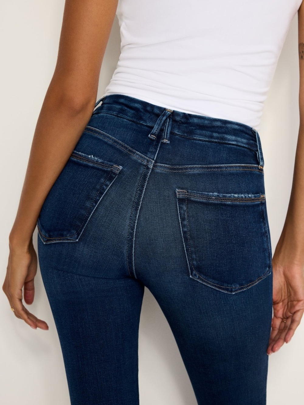 Good American Soft Tech Good Legs Straight Jeans - Picture 4 of 12